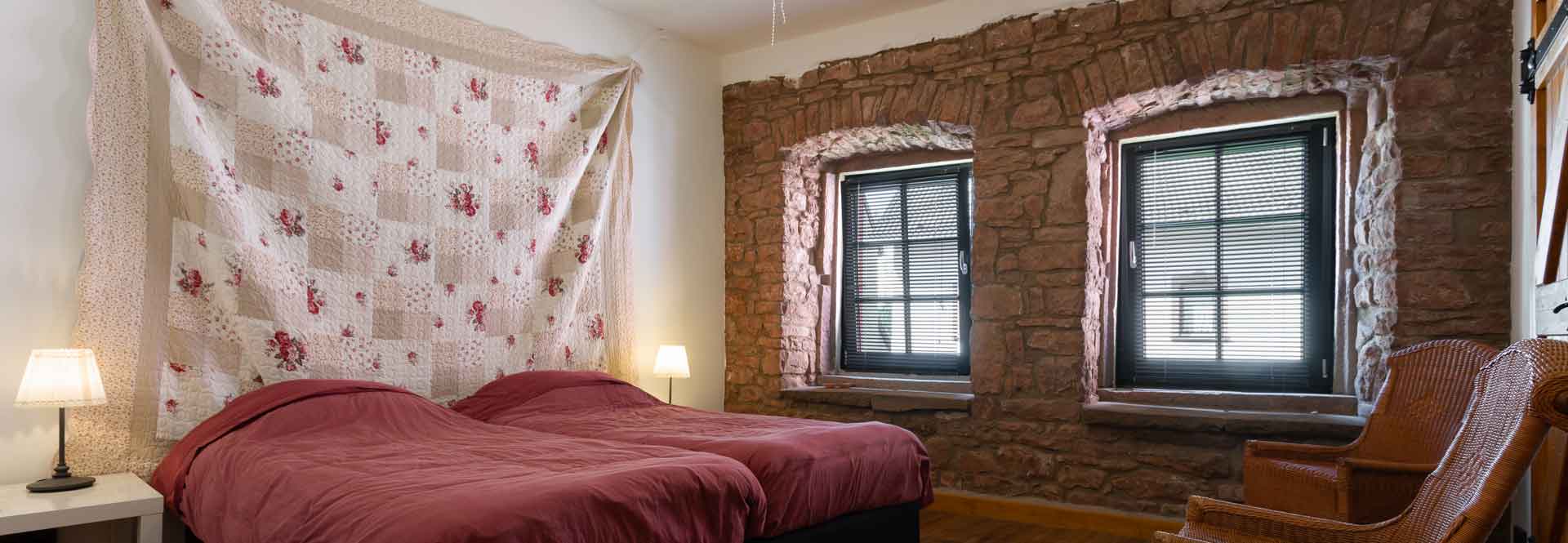 ruime slaapkamer met uitzicht op Schloss Malberg