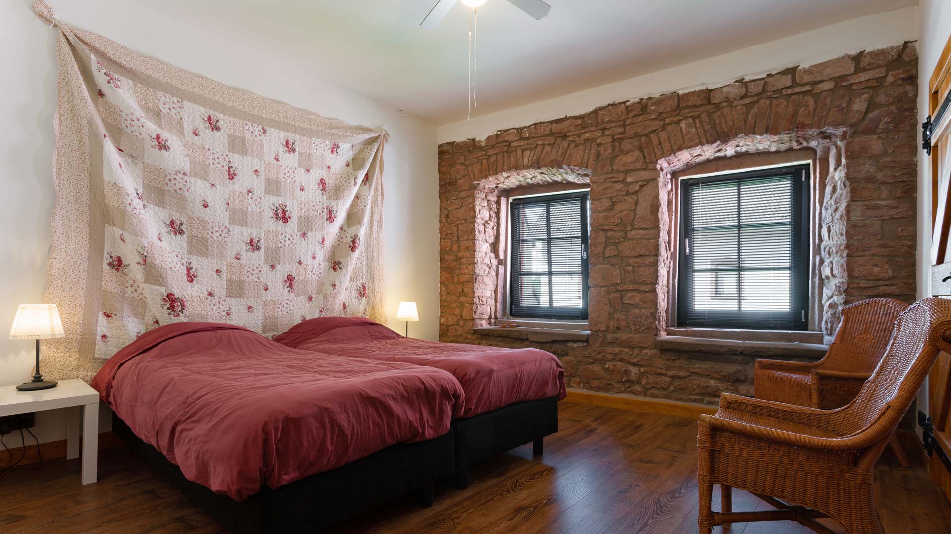 romantisches Schlafzimmer mit authentischen Wänden