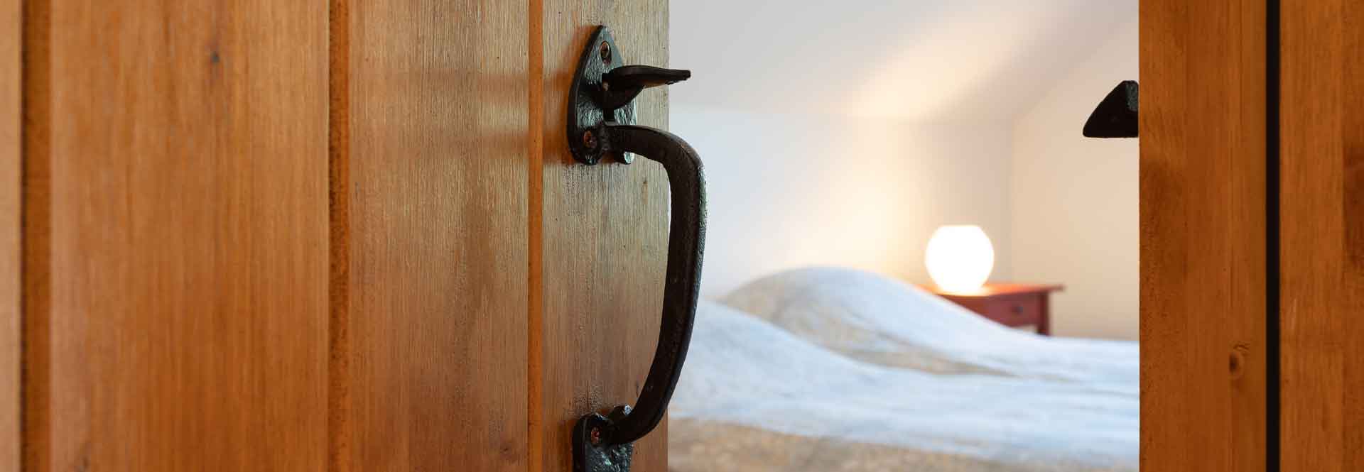 houten deuren met handgesmeed deurbeslag